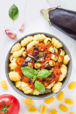 Patlıcan, domates ve fesleğenli vegan İtalyan Makarnası gnocchi alla Norma. Rahatlatıcı yemek..