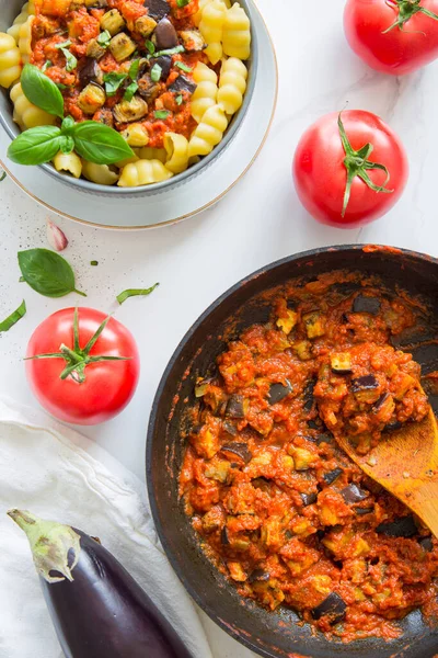 Patlıcan, domates ve fesleğenli vegan İtalyan Makarnası gnocchi alla Norma. Rahatlatıcı yemek..
