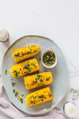 Tuz ve baharatla kızartılmış mısır. Hafif arkaplan. Yazın fast food..