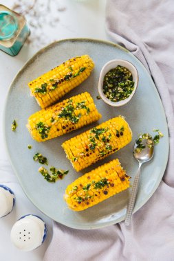 Tuz ve baharatla kızartılmış mısır. Hafif arkaplan. Yazın fast food..