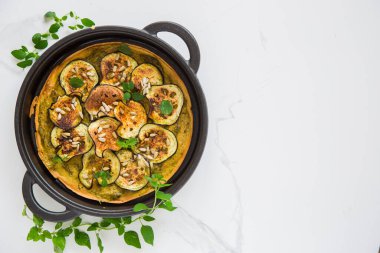 Soka, farinata, yeşil pesto ve patlıcanlı nohut krepi, yüksek protein vegan yemeği..