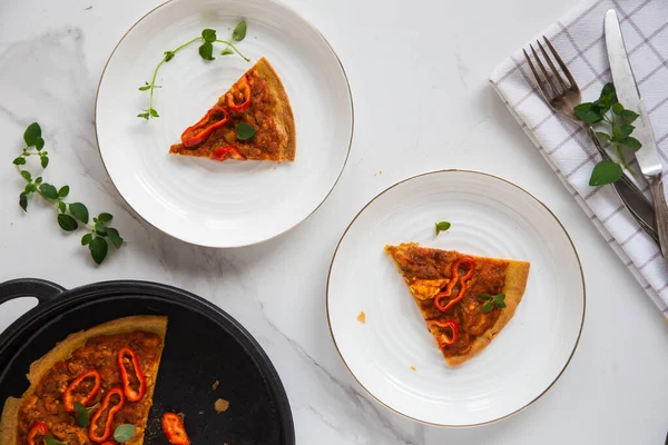 Soka, farinata, domates soslu nohut krepi ve kırmızı biber, yüksek proteinli vegan yemeği..