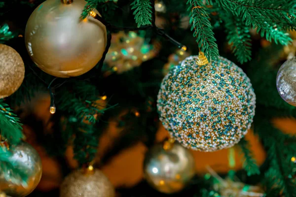 Funkelnde Kugeln auf einem Zweig eines Weihnachtsbaums. Frohes Neues Jahr, Postkarte. Geringe Schärfentiefe. Getöntes Bild — Stockfoto