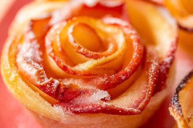 Elma pişmiş ve şeker serpiştirilmiş. Elmalı çiçek. Üst Manzara. Makro