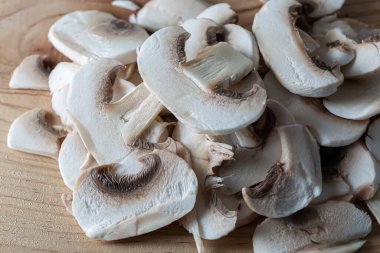 İnce dilimlenmiş mantar. Beyaz ham şampiyonlar. Üst Manzara. Sığ alan derinliği. 