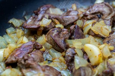 Tavada kızarmış sarımsak ve soğan. Yüzeyin derinliği. Yakın çekim. Yemeklerin üst görüntüsü.. 