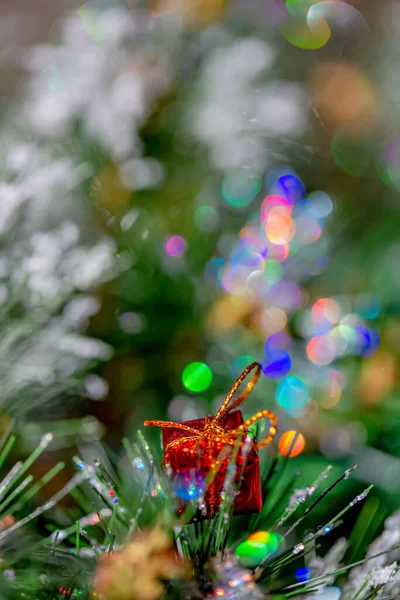 Fundo de Natal com ramo de pinho e belo bokeh brilhante colorido. Caixa vermelha. Férias de Ano Novo. Profundidade de campo rasa. — Fotografia de Stock