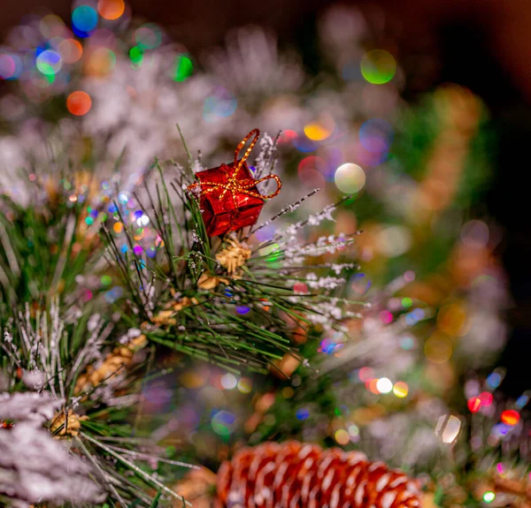 Fundo de Natal com ramo de pinho e belo bokeh brilhante colorido. Caixa vermelha. Fundo desfocado. Profundidade de campo rasa. — Fotografia de Stock