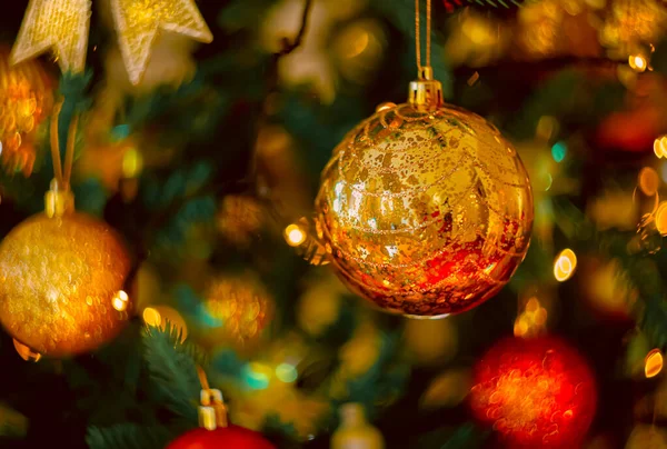 Des boules étincelantes sur une branche d'arbre de Noël. Bonne année, carte postale noire. Profondeur de champ faible. Image tonique — Photo