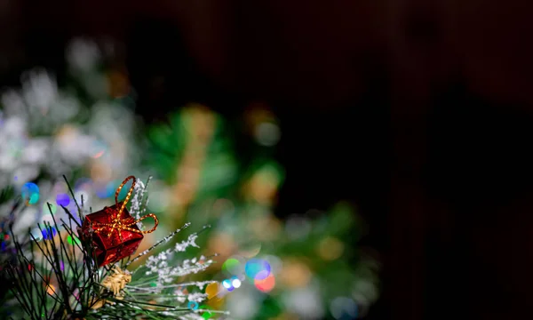 Natal preto desfocado fundo com ramo de pinho e bokeh brilhante colorido. Caixa vermelha. Fundo desfocado. Espaço de cópia. — Fotografia de Stock