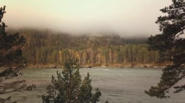 Sabahları dağ nehri, vadiler ve bulutlar arasında orman manzarası. Altai Cumhuriyeti 'ndeki Katun ve Rusya' daki Altai Krai. 