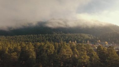 Sabahları bulutların arasından ormanlık Cheposh köyü vadilerinin hava gündoğumu manzarası. Altai Cumhuriyeti ve Rusya Altai Krai 'si