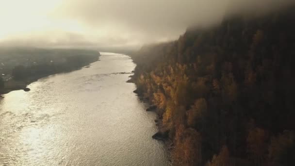 Sabahları dağ nehri, vadiler ve bulutlar arasında orman manzarası. Altai Cumhuriyeti 'ndeki Katun ve Rusya' daki Altai Krai. — Stok video