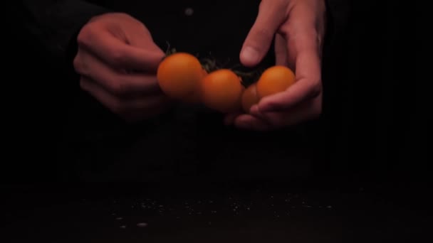 Mens mãos colocar colorido pimenta vermelha e tomate sobre a mesa e mostrar polegares para cima em um fundo escuro — Vídeo de Stock