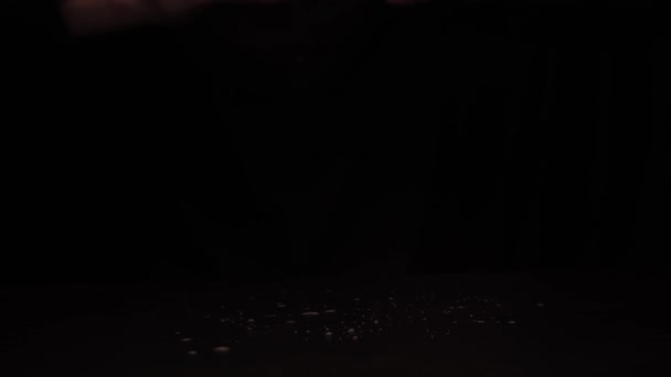 男性手上のテーブルの上に置く赤ピーマン暗い背景に — ストック動画