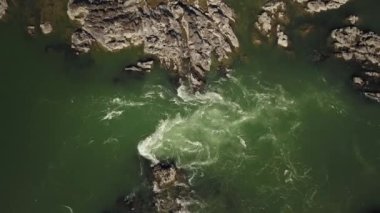Dağ yeşil nehri Katun 'un güçlü akışının havadan görünüşü. Chemal Köyü, Altai Cumhuriyeti, Rusya