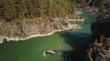 Dağ manzaralı yeşil nehir Katun. İki ada arasındaki köprü. Chemal Köyü, Altai Cumhuriyeti, Rusya