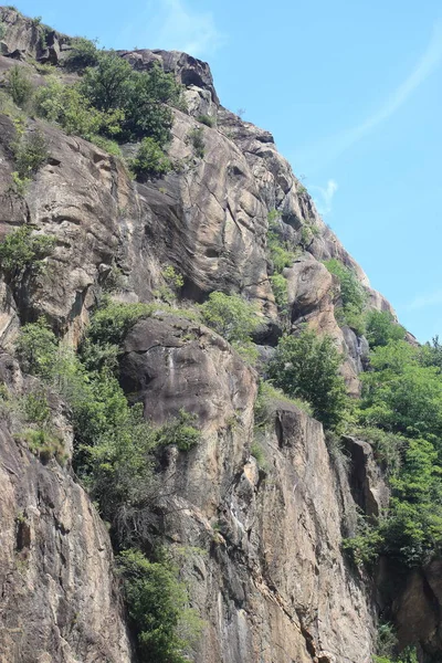 Gros plan d'une montagne de granit stratifié avec des stratifications de flux de lave en évidence — Photo