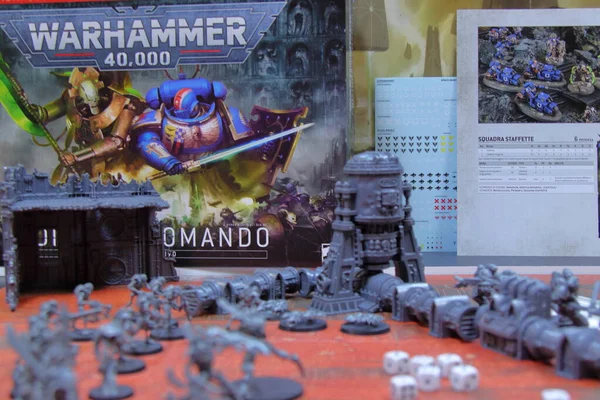 A warhammer 40000 playset with minifigures army and dices — Stock Photo, Image