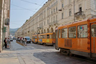Torino, İtalya - Eylül 2020: tarihi tramvaylar Po şehir merkezinden geçiyor
