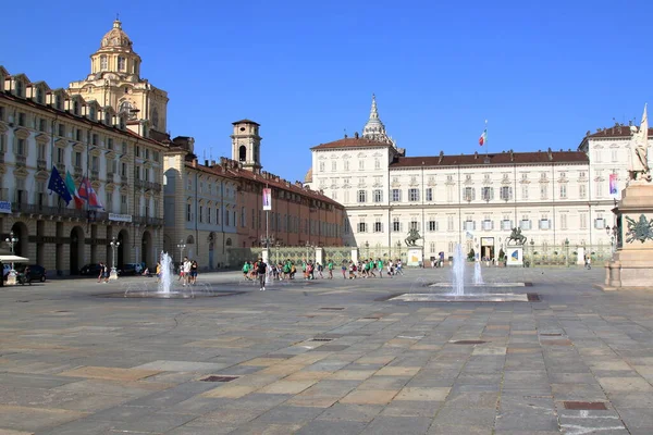 Praça do Castelo, Turim. Itália - setembro 2020: vista panorâmica da praça e fachada do Palácio Real de Saboia — Fotografia de Stock
