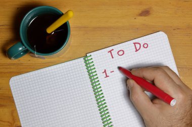 Kırmızı işaretli el yazısı olan bir adamla liste yapmak için.