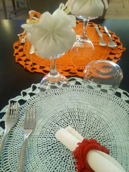 Stół z zestawem restauracji z obrusami na szydełku do chrztu — Zdjęcie stockowe
