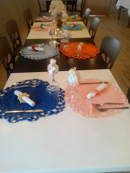 Tafel van een restaurant set met gehaakte tafelkleden voor een doop — Stockfoto
