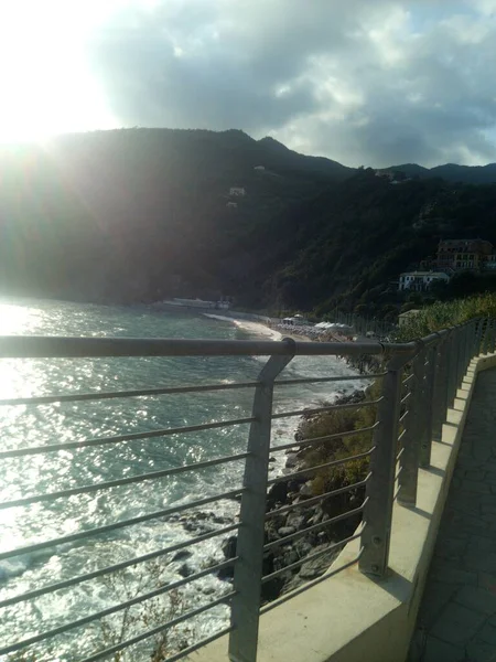 Terraza en el mar a lo largo del camino de los amantes en el parque nacional de las cinco tierras, Italia. —  Fotos de Stock