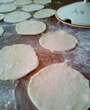 Ev yapımı Arap ekmeği kebapla birlikte rulo yapılmaya hazır.