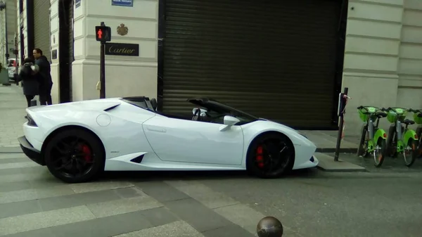 Paris, França - Janeiro de 2018: Um aventador Lamborghini branco estacionado ao longo dos campeões do eliseu em frente à janela do Cartiers — Fotografia de Stock