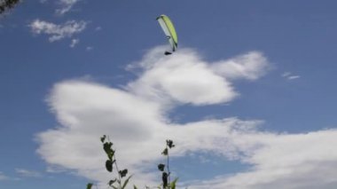 Bir paraglider havada bir dönüş yapar