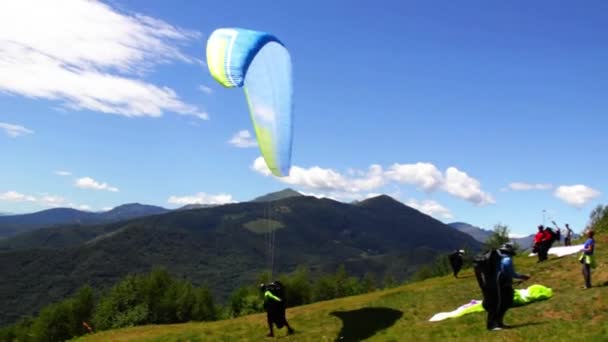 Belice, Italien - Sommer 2020: Italienische Meisterschaft im Gleitschirmfliegen, ein Konkurrent nimmt die Jagd nach dem Start auf — Stockvideo