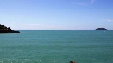 Beş Diyar Ulusal Parkı 'ndaki LaSpezia Körfezi yatay tavanı Lerici Yarımadası' ndan görüldüğü gibi.