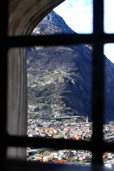 Panorama de montanha da grelha de uma janela de castelo, Alpes italianos. — Fotografia de Stock