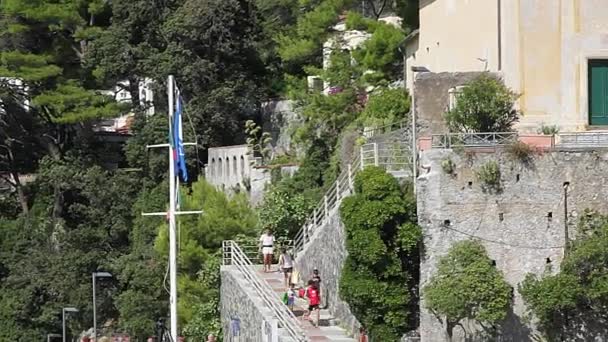 Bonassola, Italia - agosto 2020: vista panorámica de las montañas de todo el país durante la temporada de baño llena de turistas — Vídeo de stock
