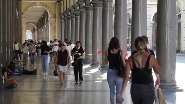 Turin, Italy - september 2020: citizens stroll under the arcades of the central Via Roma — Stock Video