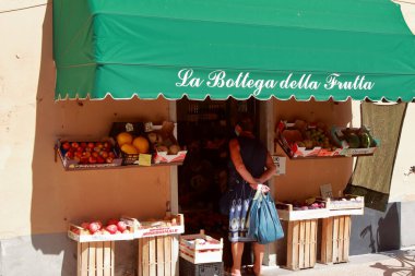 Lerici, İtalya - ummer 2020: taze meyve ve sebze dükkanı