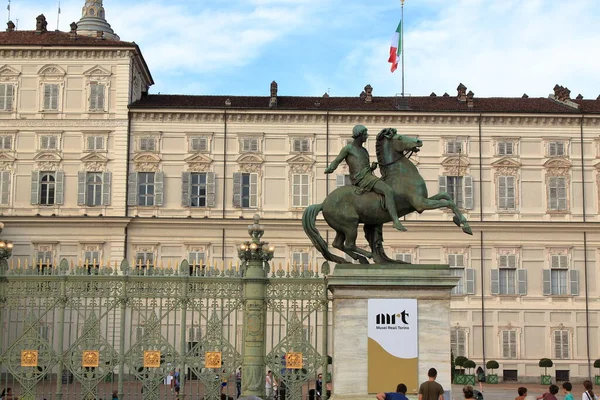 Turin, Italie - septembre 2020 : vue panoramique sur la place Castello et la rue Rome depuis la cour du palais royal — Photo