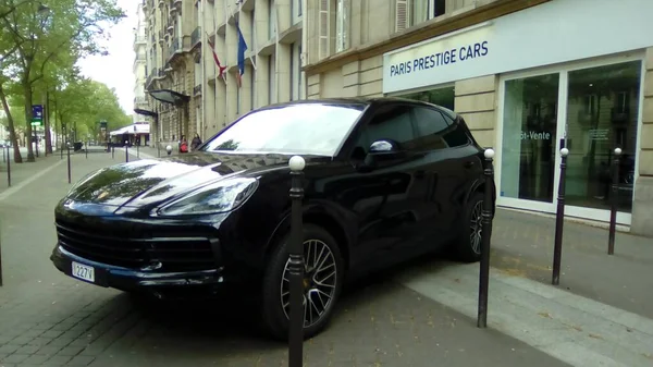 Париж, Франция - январь 2018: Porche Cayenne припаркован перед дилером на площади Элизе — стоковое фото