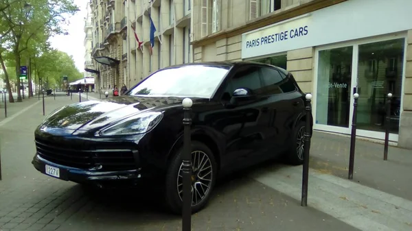 Paris, Fransa - Ocak 2018: Porche cayenne Şampiyon Elisee 'deki bir bayinin önüne park edilmiş.