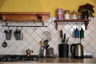 Aksesuarlarla dolu bir mutfak tezgahına yakın plan.