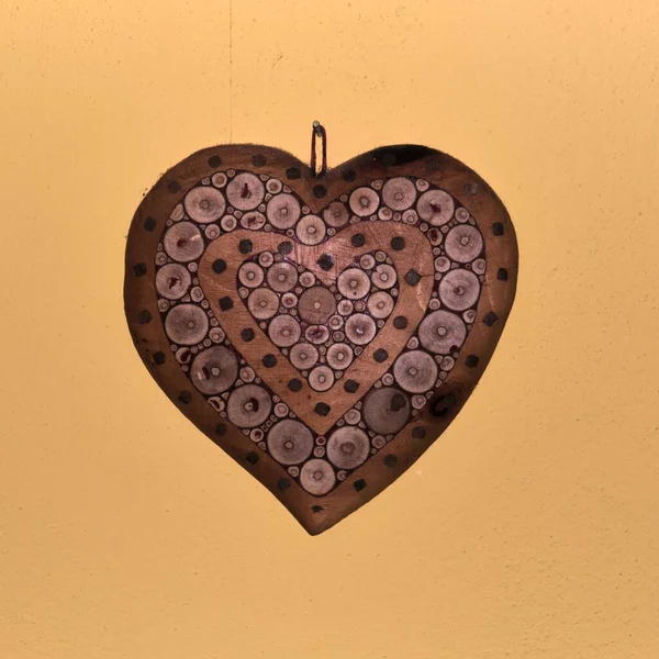 Coração de símbolo de madeira inarsited de amor — Fotografia de Stock