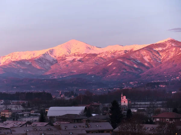 Профіль гори П "ємонт з видом на долину По занурений у рожеве сонце. — стокове фото