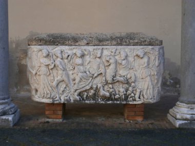 Salerno, İtalya katedralinin avlusunda lahit.