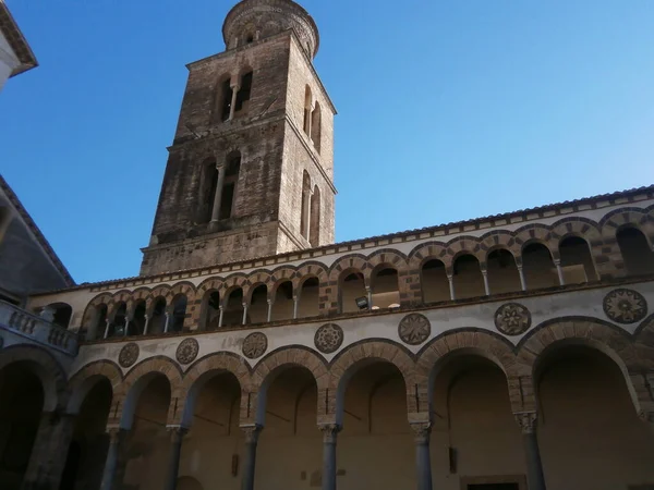 イタリアのサレルノ大聖堂のアーチと装飾の詳細 — ストック写真