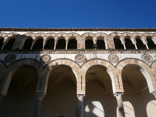 Detalles de los arcos y decoraciones de la Catedral de Salerno, Italia — Foto de Stock