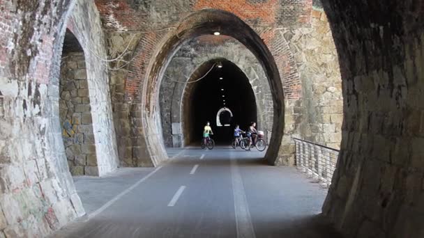 Framura, Itálie - léto 2020: železniční tunel využívaný turisty k základům cykloturistiky — Stock video