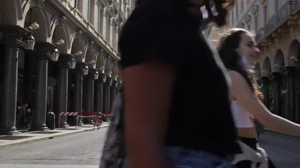 Turijn, Italië - september 2020: burgers wandelen in de centrale Via Roma met uitzicht op het treinstation Porta Nuova — Stockvideo