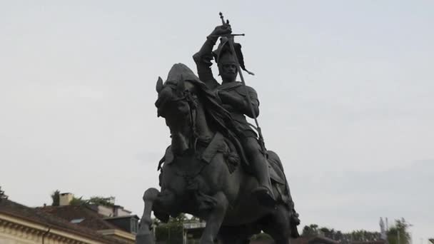 Turim, Itália - Setembro 2020: estátua equestre do rei italiano Carlo Alberto na praça de mesmo nome — Vídeo de Stock